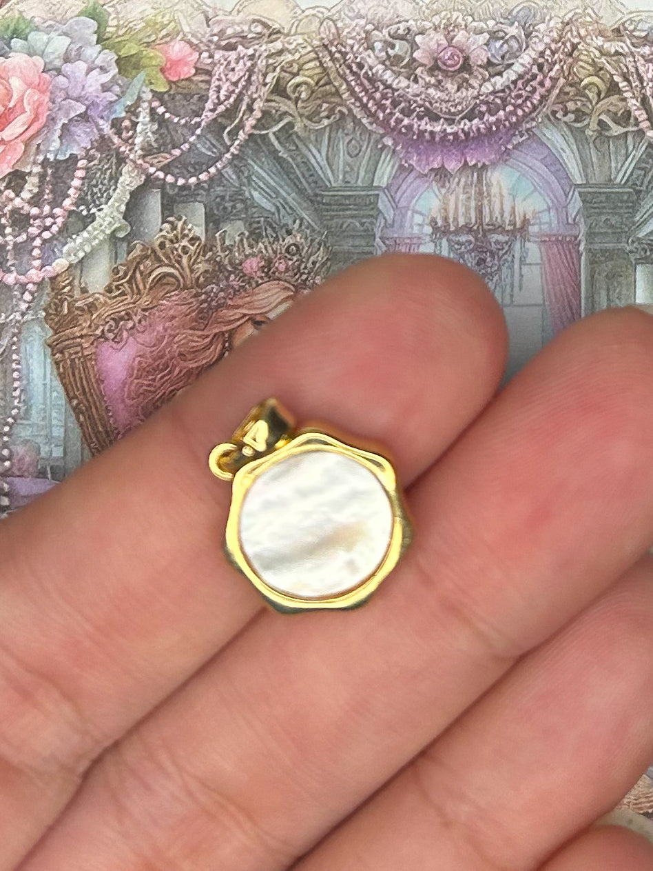 Shell Charm Pendant 1SH04