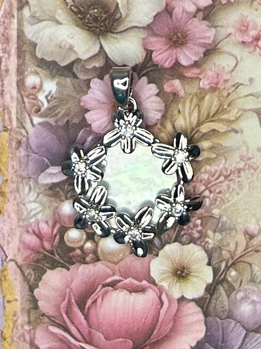 Shell Charm Pendant 1SH25