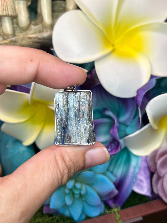 Kyanite Pendant KN12